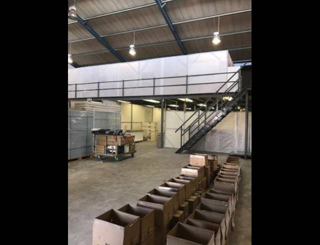 1,004M² WAREHOUSE TO LET IN THORNTON